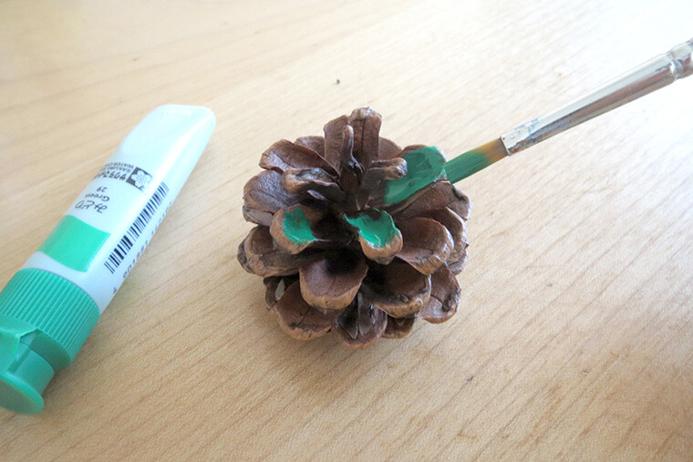 手作り松ぼっくりのクリスマスツリ