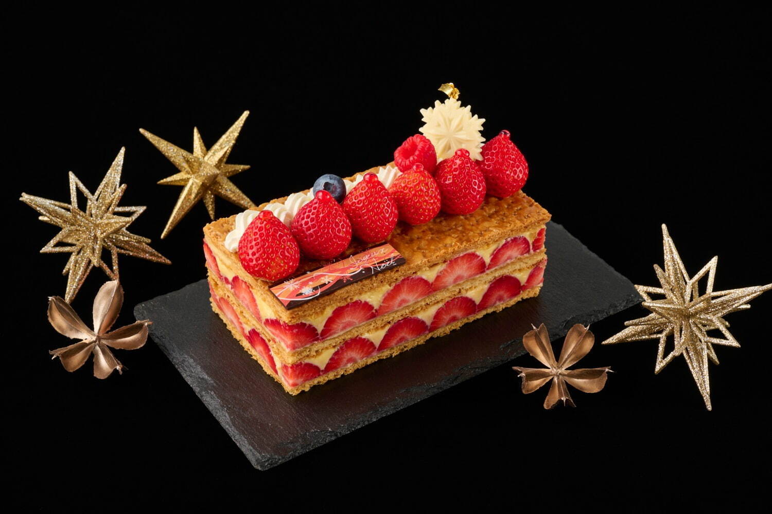帝国ホテル 大阪のクリスマスケーキ ～ パティシエが真心を込めて作るクリスマスケーキ。 ご家族やご友人など、大切な方とご一緒にお楽しみください。詳細は @imperialhotel_jp_official プロフィールリンクより「帝国ホテル 大阪 サイト」→「おすすめ情報・プラン」へ