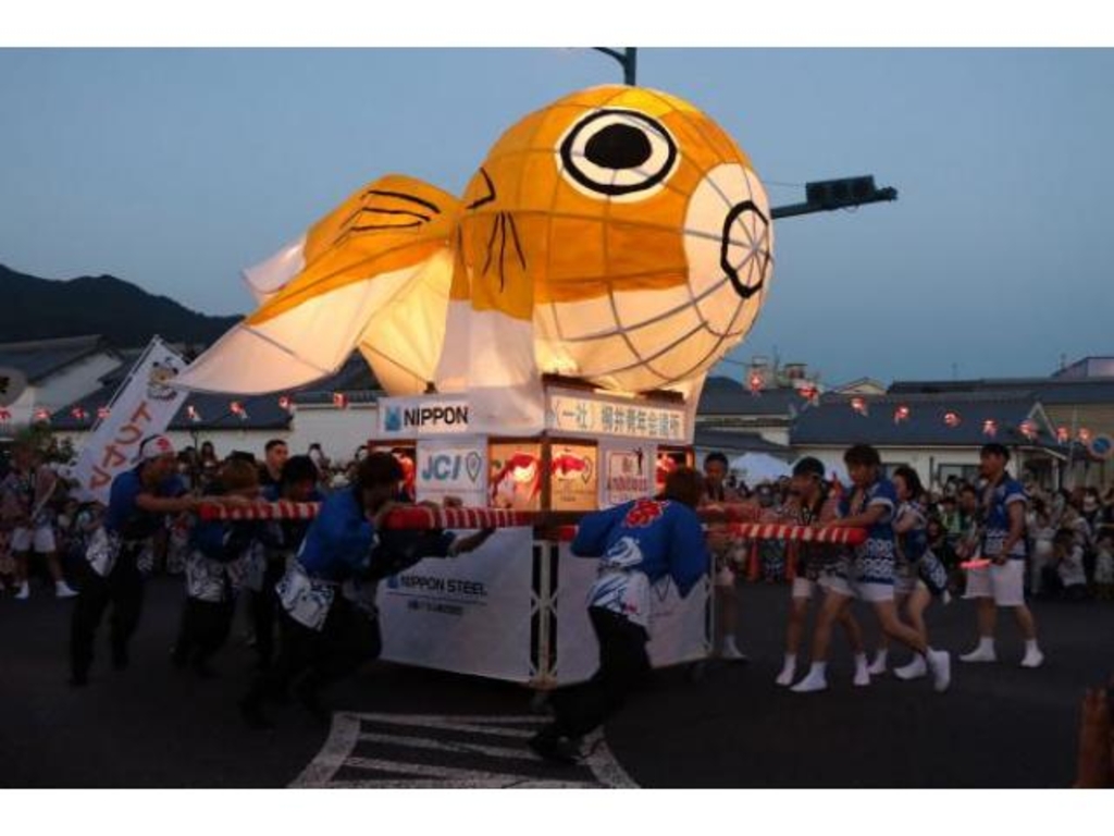 ８月13日 水 に柳井市で 「金魚ちょうちん祭り」が開催されます。」😊 会場には、約2,500個の金魚ちょうちんに明かりがともされ、幻想的な雰囲気となります。見どころは「金魚ねぶた」で、荒々しい大回転は迫力満点。ぜひ会場で体感してみてください。 今年はドローン