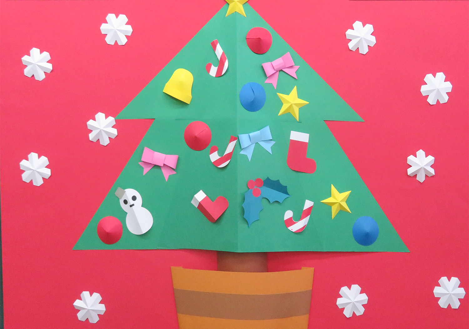 色画用紙で作る簡単でかわいい12月の壁面掲示物「クリスマスツリー」図工人