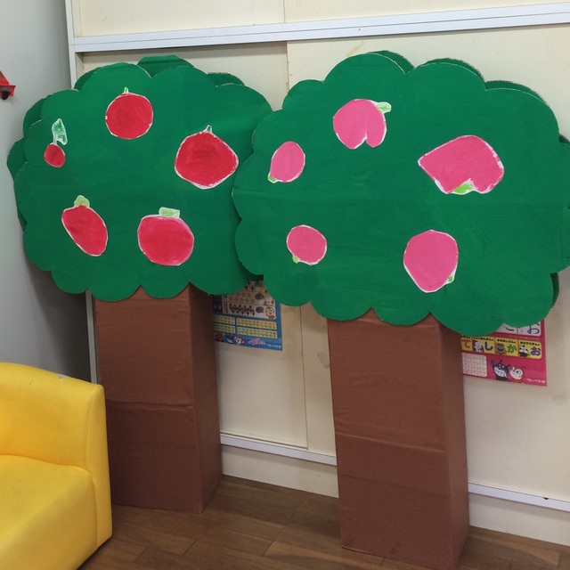 明日は運動会🇯🇵 入場門は 廃材を使って、一から手作りです☆ 近くのスーパーからたくさんの段ボールの提供して頂きました😋みんなの頑張りに彩りを添えます🤗運動会入場門廃材段ボールペットボトル手形社会福祉法人ちとせ交友会椎名町駅豊島区保育園