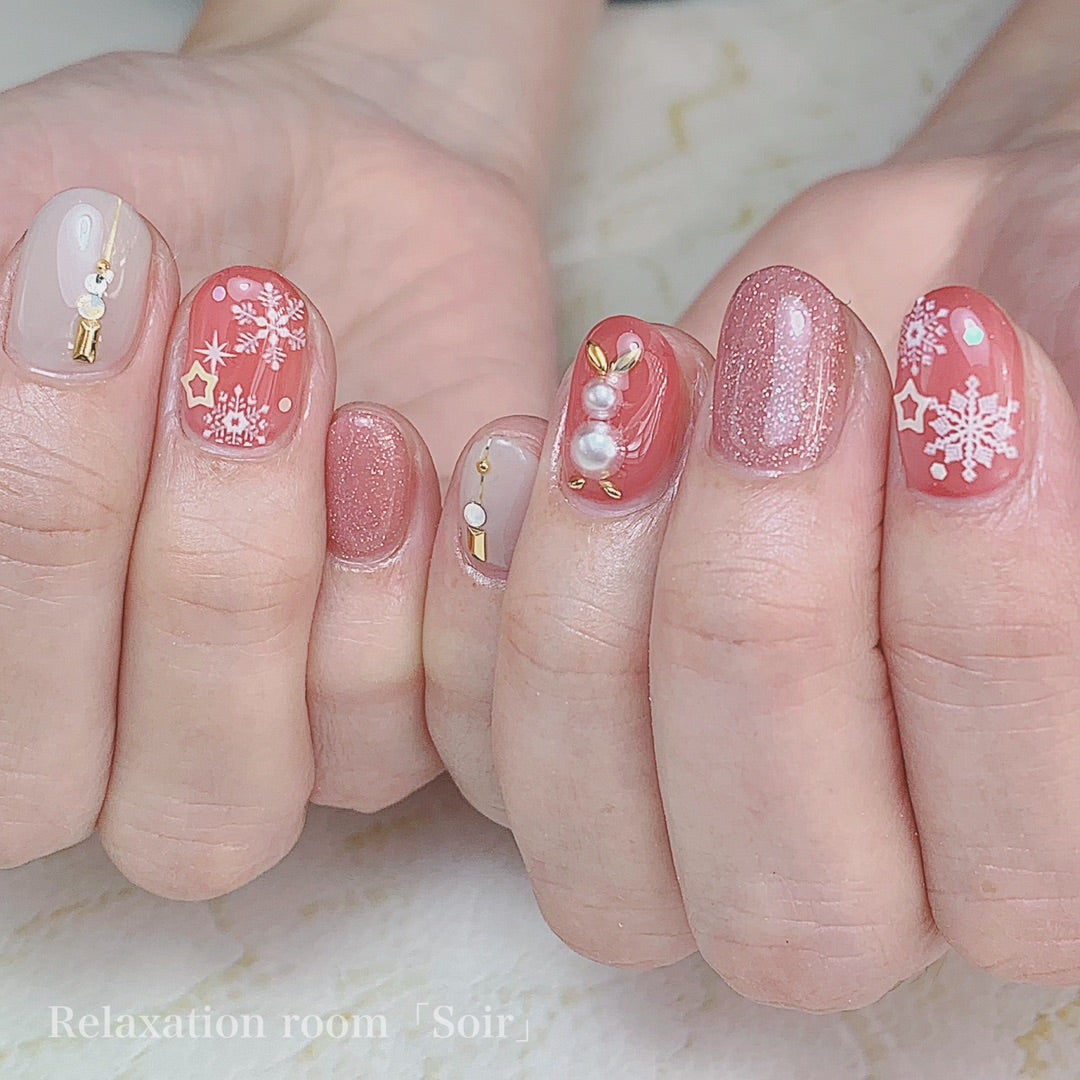クリスマスもイケるお正月ネイル✨ 赤とグリーンのニュアンスネイル♡ シンプルネイルアートネイルアートnailsnailartistnail広島ネイルデザインジェルネイルデザインジェルネイルネイル好きと繋がりたい広島エムネーべ大人ネイルシンプルネイル