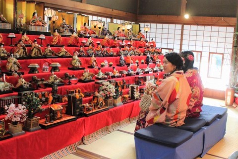 ひな祭り 多段式ひな壇飾り 7段飾りのひな壇に100体以上 ふるさと華やぐ「あげきのおひな