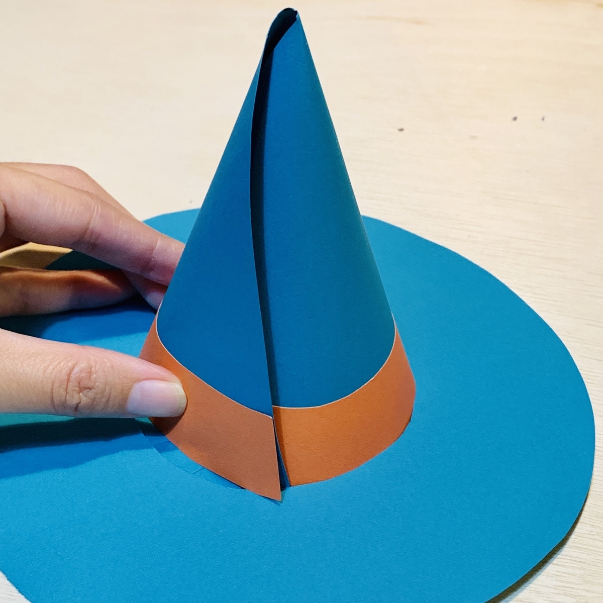 画用紙のキャラクター帽子DIYでハロウィンの仮装を♪クリスマスや劇の衣装にもぴったり！ディズニーからサンリオまで色んな帽子の簡単な作り方♪ハロウィンに 手作りコスチュームで仮装をしよう⑨雪見日和