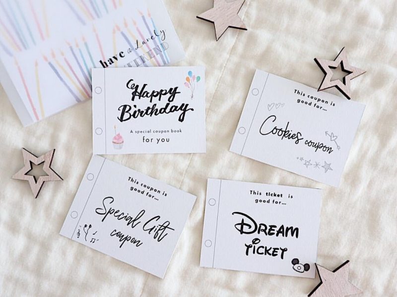 イマドキ女子は「リフィルアルバム」でサプライズ！✨⁣ .⁣ 大好きなあの子の誕生日は、手作りアルバムを作ってお祝いしない？📸印刷した写真をリフィルに入れ、リングで留めれば完成♡リボンなどでデコレーションすれば、さらに華やかになりますよ🎀⁣.⁣ MERYでは他にも