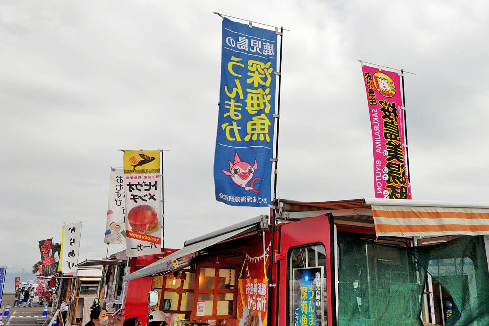 写真 鮮やか大輪1万3500発、春の夜空と水面彩る 鹿児島市マリンポートで「桜島と芸術花火」大会鹿児島のニュース南日本新聞デジタル