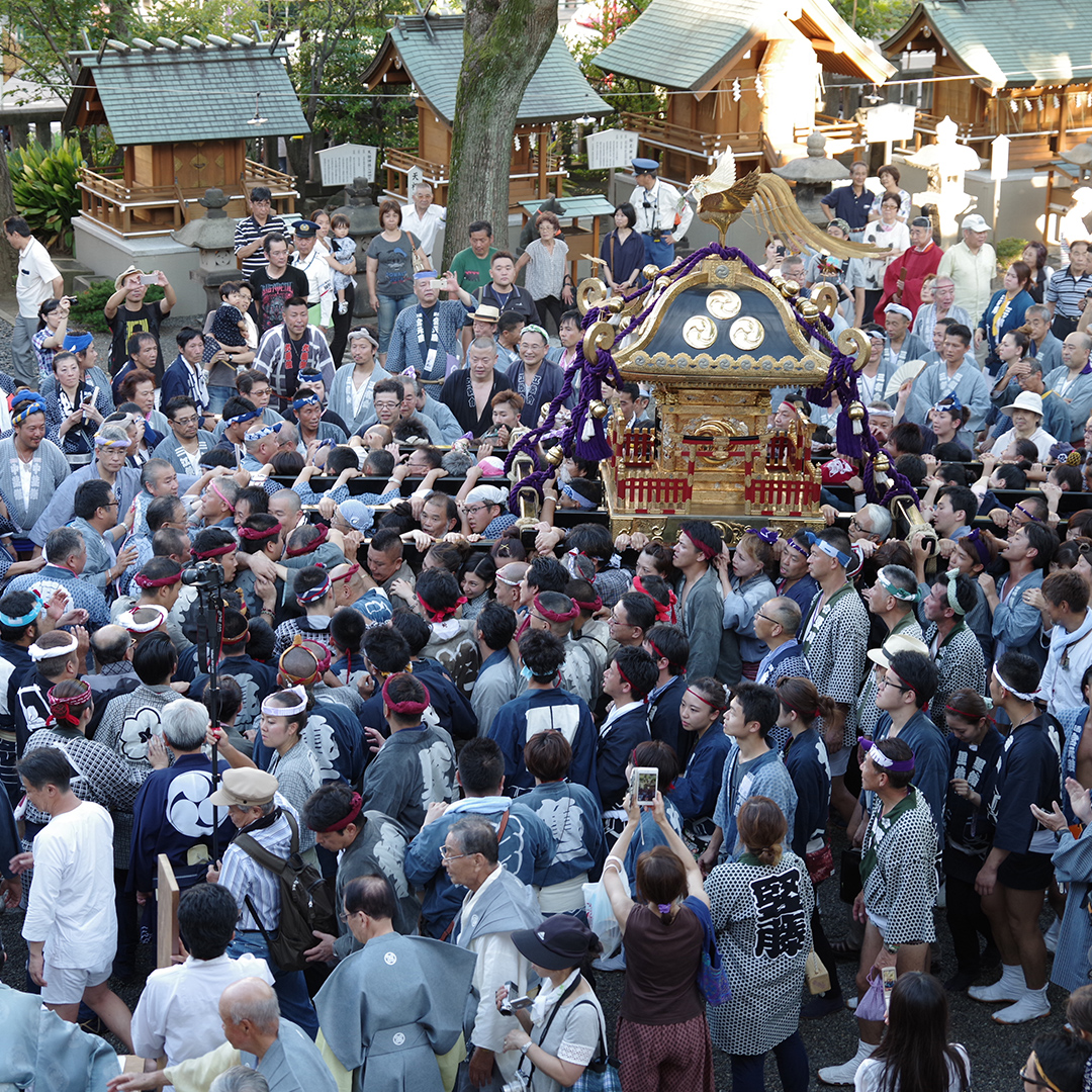 8月10日例大祭です 今年は神社のお神輿は出ませんが、各町会内でお神輿が巡行されます 亀戸三丁目東 香取宮元 町会のお神輿に神様の御霊 みたま をお入れしました亀戸香取神社香取神社亀戸江東区神輿例大祭祭