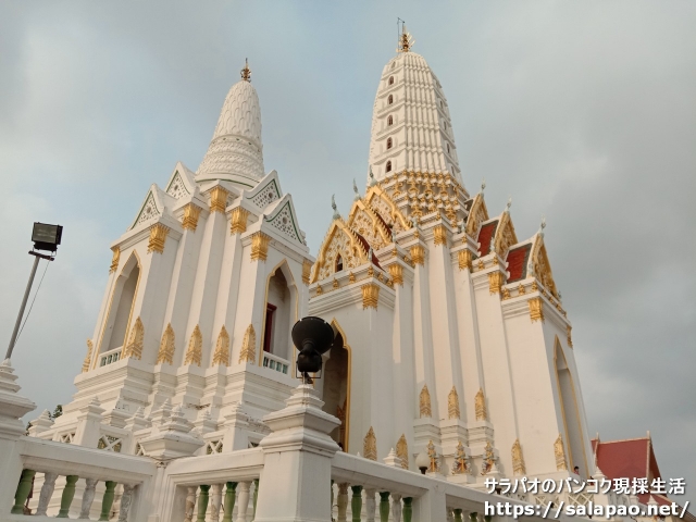 幻想的なろうそくの灯火、タイ寺院で「万仏節」行事