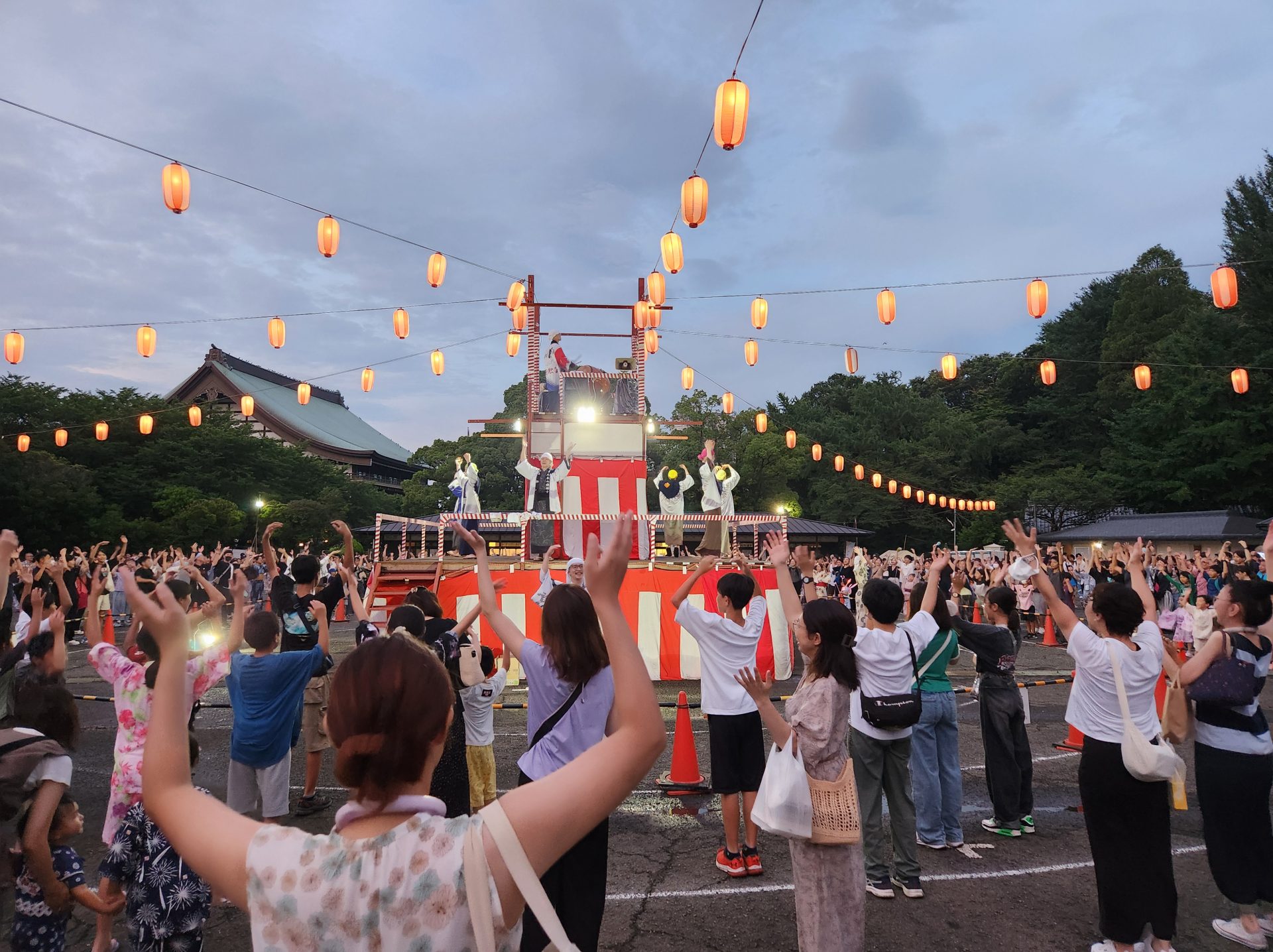 今年は土日も開催！大本山總持寺「み霊祭り 納涼盆踊り大会」2025 7 18 金 〜20日 日 〜花火も復活予定〜つるみウォッチャーズ