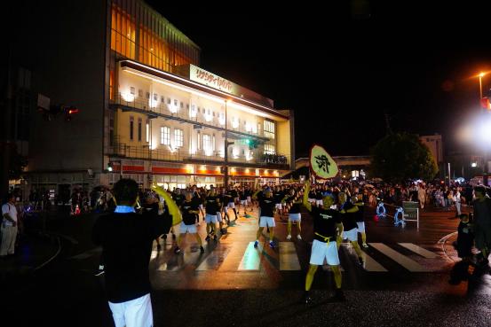 7 20 鶴間慰霊塔公園祭り 番外編神奈川県大和市 今年も西鶴間SCの多くの選手、保護者、OBがお祭りを楽しんでました♫😊クジに、射的に、かき氷🍧、焼きそば、、、 飛び入りで地域の子がカラオケで歌っていたこの歌にのせて🎤 夏☀️を楽しもう✨😊😊😊西鶴間