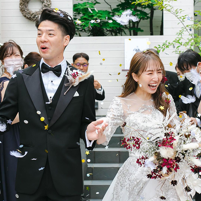 結婚式でのバブルシャワーの瞬間がフォトジェニックで感動