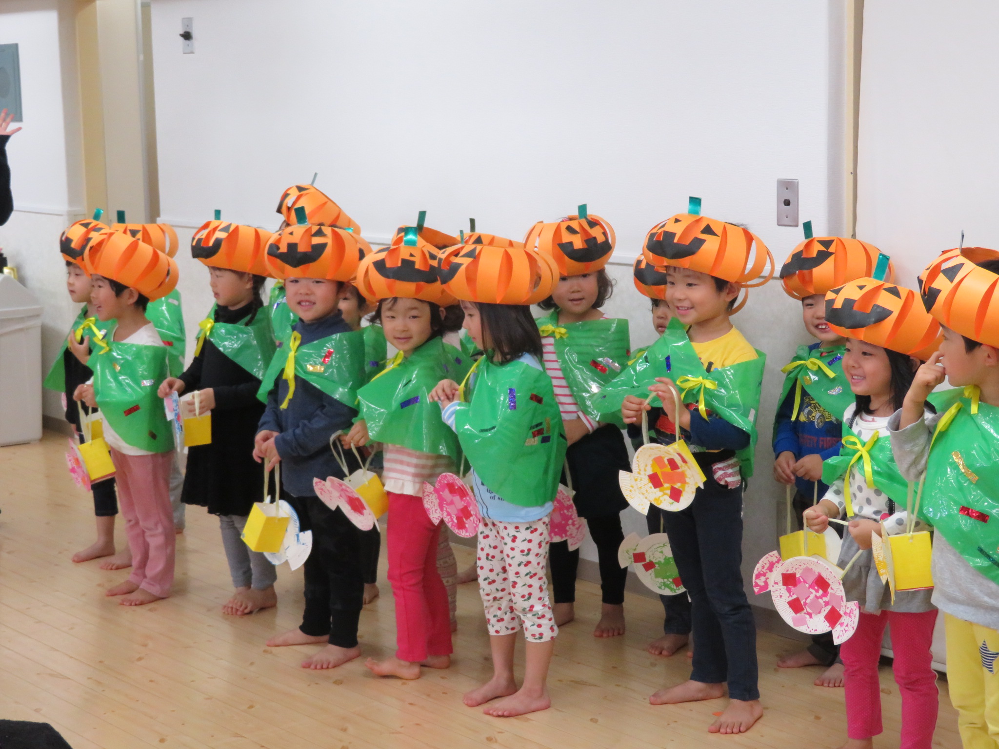 すぐできる♪ポリ袋で簡単ハロウィン衣装 How to make a DIY Halloween costume using a colorplastic bag. - YouTube