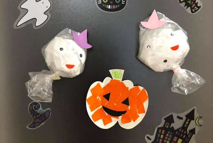 ハロウィンバック！ 乳児さんがお菓子を入れるバックを作りました🎃 ジャック・オー・ランタンのお顔をぺたり♪ かわいいバックができました！保育園 保育園製作乳児 ０歳児 1歳児ハロウィン Halloweenバック 紙袋 ジャック・オー・ランタン
