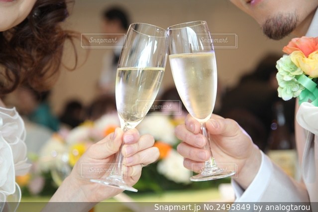 知っておかないと恥ずかしいかも ！「お酒を注いでもらう」「乾杯」のテーブルマナー美人百花.com