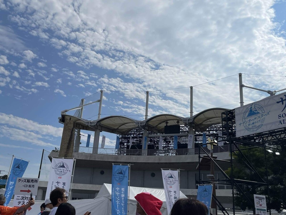 ⭐︎ 茅ヶ崎の美味しい、楽しいが集結！！ みんなで楽しめる夏祭りのお知らせです。 心のバリアフリー 段差をなくすゴムシート設置していますどなたでもご参加出来ます。入場無料。 第１回目の開催！！ 音楽、太鼓、踊り、盆踊りとかけて 「 ボンダンス 」祭りです