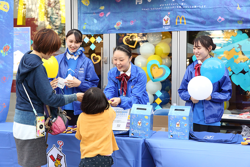 11月7日 火 からオンエア開始 マックハッピーデー“青いマックの日” テレビCM第二弾 11月19日 日 開催！一年で一番、ドナルド・マクドナルド ・ハウスへのチャリティが盛り上がる！「マックハッピーデー“青いマックの日”」お知らせ日本マクドナルドフランチャイジー