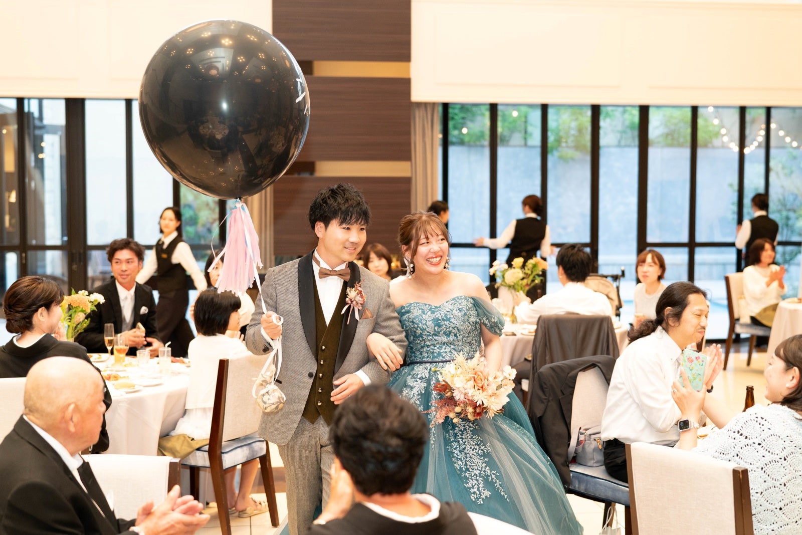 ジェンダーリビールバルーン結婚式での性別発表の演出です✨ 大きなバルーンを開いて飛び出すバルーンの色がブルーのバルーンなら男の子👦 ピンクの バルーンなら女の子👧 スタンドの色合いはその2色でまとめて お花やハートで飾り付け♥️ ブルー系の濃淡のバルーン