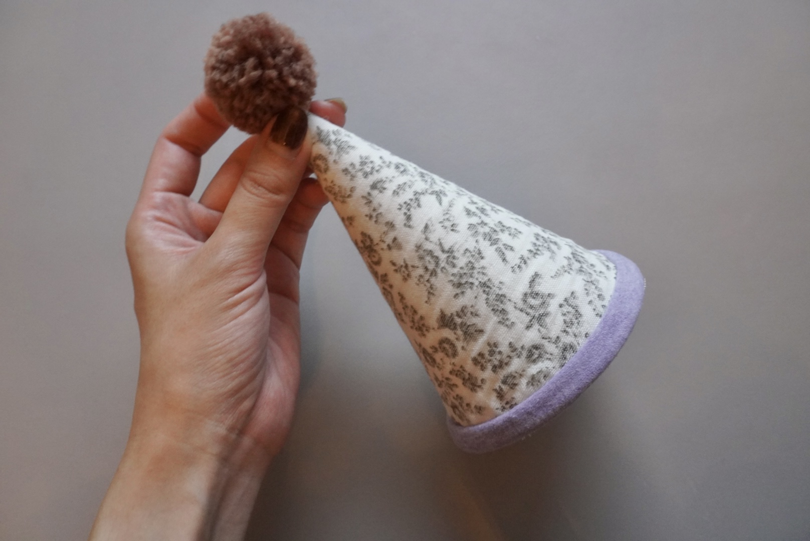 100均素材で簡単！手作りパーティーハットの作り方