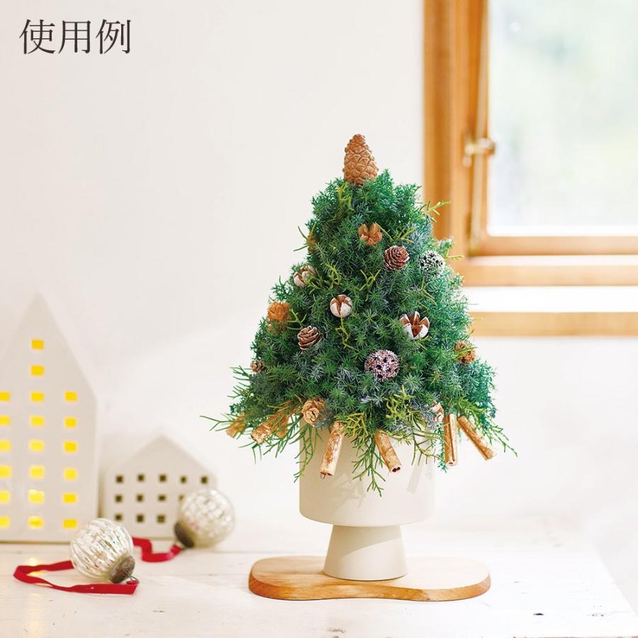 クリスマスリースを季節の花材で制作 フローリストが教えるドライフラワーリースの作り方@Living アットリビング