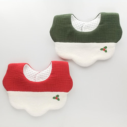 今年もやってきましたサンタさんスタイ🎅 落ち着いた赤のダブルガーゼ🟥minnecreema裁縫手作りスタイよだれかけベビーフォーマル出産祝いスタイ handmadeハンドメイドスタイお食い初めハーフバースデー初節句入園式お宮参り出産準備