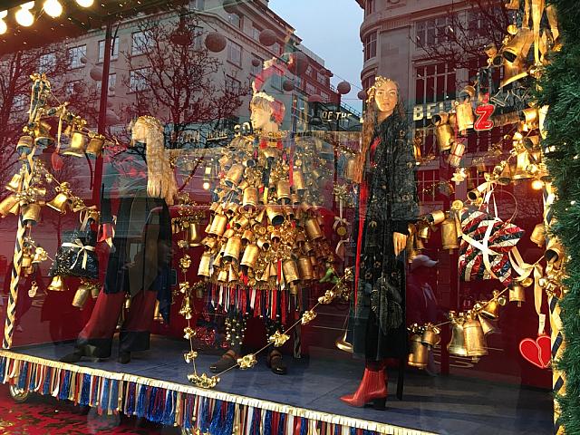 Foto de German Christmas Museum, Rothenburg: ショーウィンドウの様子 閉店後の夜に撮影-Tripadvisor