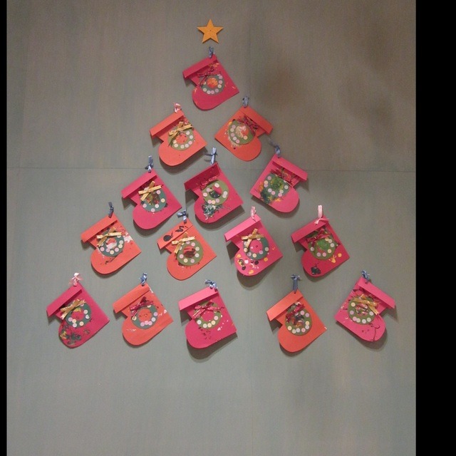 クリスマス製作とにかく簡単に作れるクリスマスツリーの製作です◡̈ 材料は100均で揃えられます♩ その他、先日から無料配布しているクリスマス素材と、販売中の模様画用紙も使って作っています！▷製作用アイテムのご購入は、 minneBASEから 「イロドリ用紙店