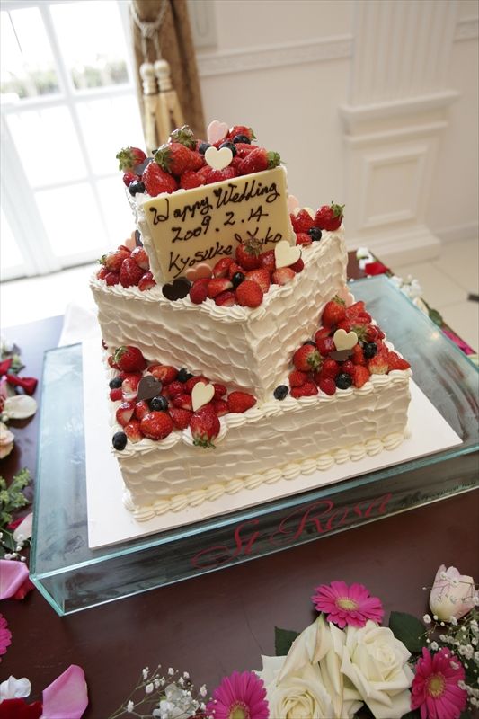 結婚式でのウェディングケーキへのケーキ入刀後。いちごたっぷり3段ケーキ。の写真・画像素材-Snapmart スナップマート