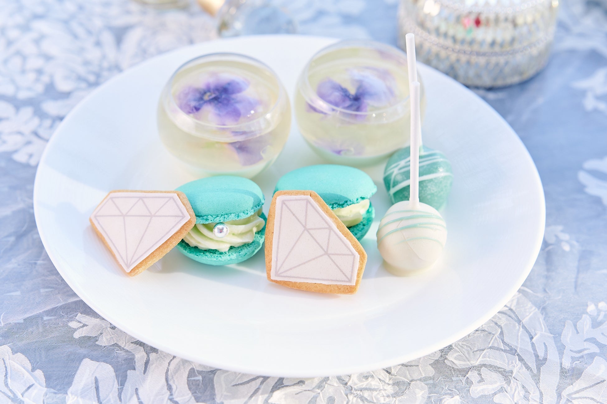 東京のアフタヌーンティー サムシングブルーや紫色のスイーツが話題！MORE
