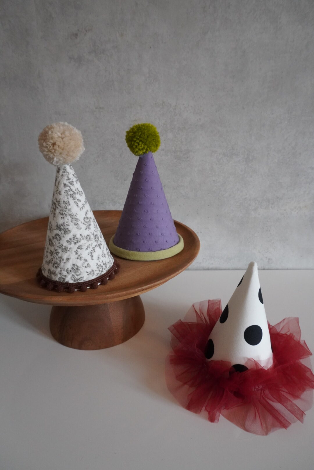 フリー写真画像: 誕生日, 帽子, 装飾, ピンク, 籐のバスケット, コーン, 伝統的です, 木材, 手作り, 屋内で