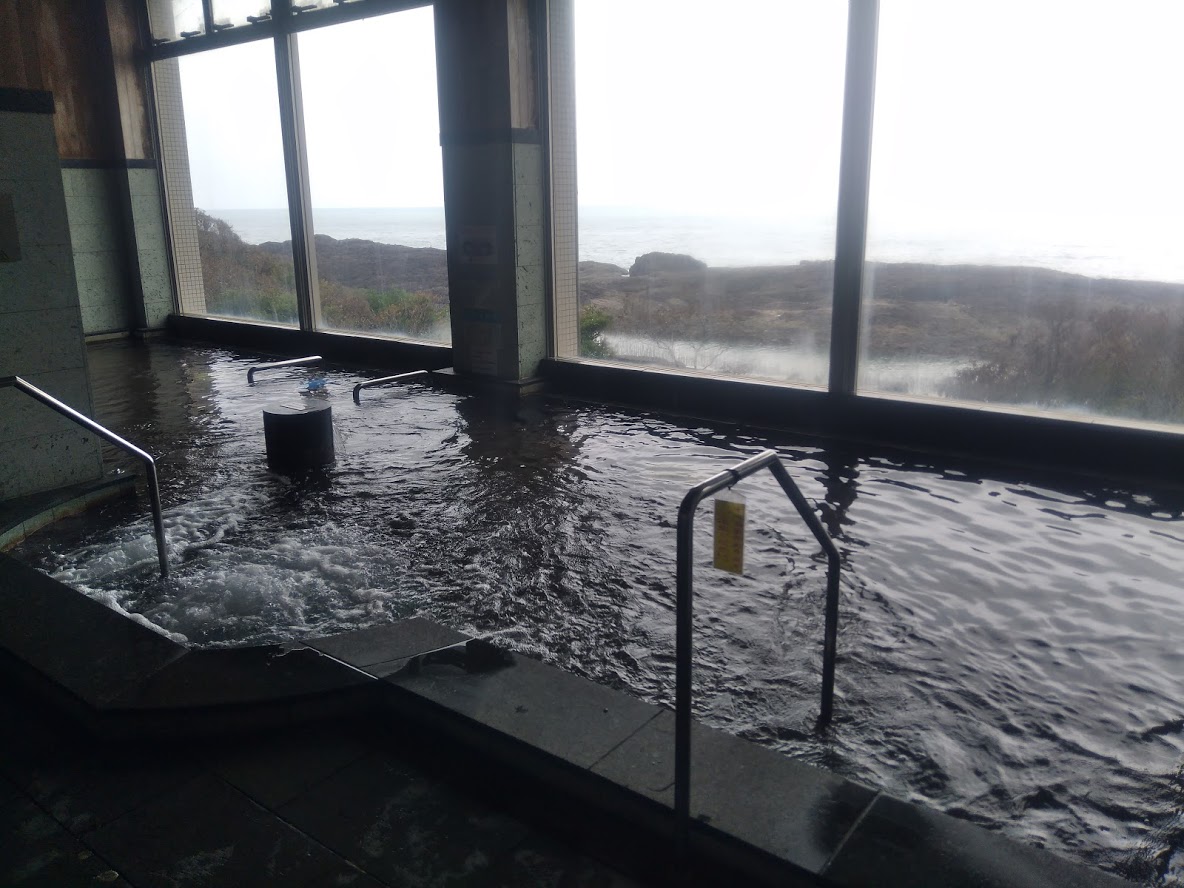 日向サンパーク展望所からの美々津港灯台。お船出の湯 が閉館してからどれぐらい経つでしょうか。施設の劣化が著しく放置状態。この付近の目立たない所でも草が生い茂っていました。早くお船出の湯の再開もしくは再利用を願うばかりです。＃日向市