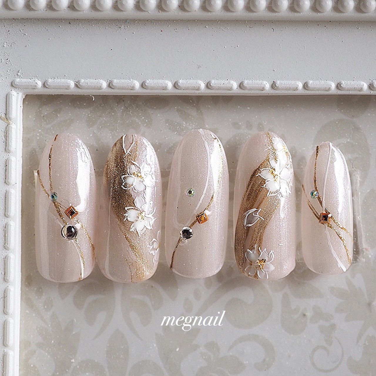 2024年辰年お正月のシンプルおしゃれな年賀状_縁起物デザインパターンと円形の謹賀新年_縦のイラスト素材107079376- PIXTA