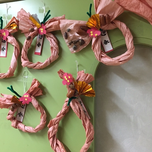 無料ダウンロード型紙で「お正月 角松」の壁面飾りを作ってみた！ １月 冬 春 保育 幼稚園 壁面装飾 製作壁面飾り型紙工房