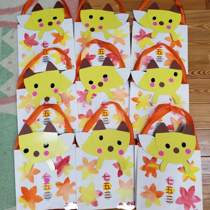 七五三製作 2023.11.15年長はレベルアップして土台画用紙を折る工程からスタート！次に画用紙のどこにのりを塗れば長い飴が落ちないのかを皆で考え、塗るべき場所に塗る事が出来ました。袋表面は季節感を取り入れる為、落ち葉スタンプにチャレンジです。皆で園庭の