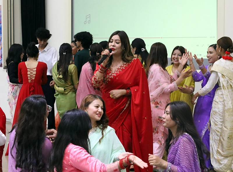 カトマンズ ネパール 2018 ネパール女性撮影 Selfie Kathmandu Hindu ネパール女性高速でティーズ祭と彼らの配偶者やこのフェスティバルの家族の豊かな生活のための願いでスマートフォンで 女性のためのお祭り — ストック編集用写真©Idealnabraj 213514738