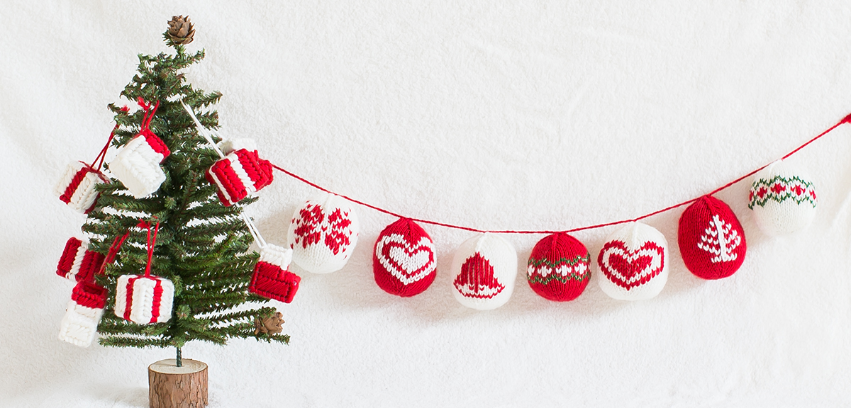 レクリエはInstagramを利用しています:「毛糸のボンボンツリー。毛糸のボンボンをリボンに結びつけて、立体感のあるクリスマスツリーの壁面飾りを作りませんか？立体化させると楽しさ倍増クリスマスにはまだ早いけど12月の壁画デイサービス介護2016_11_12月号」