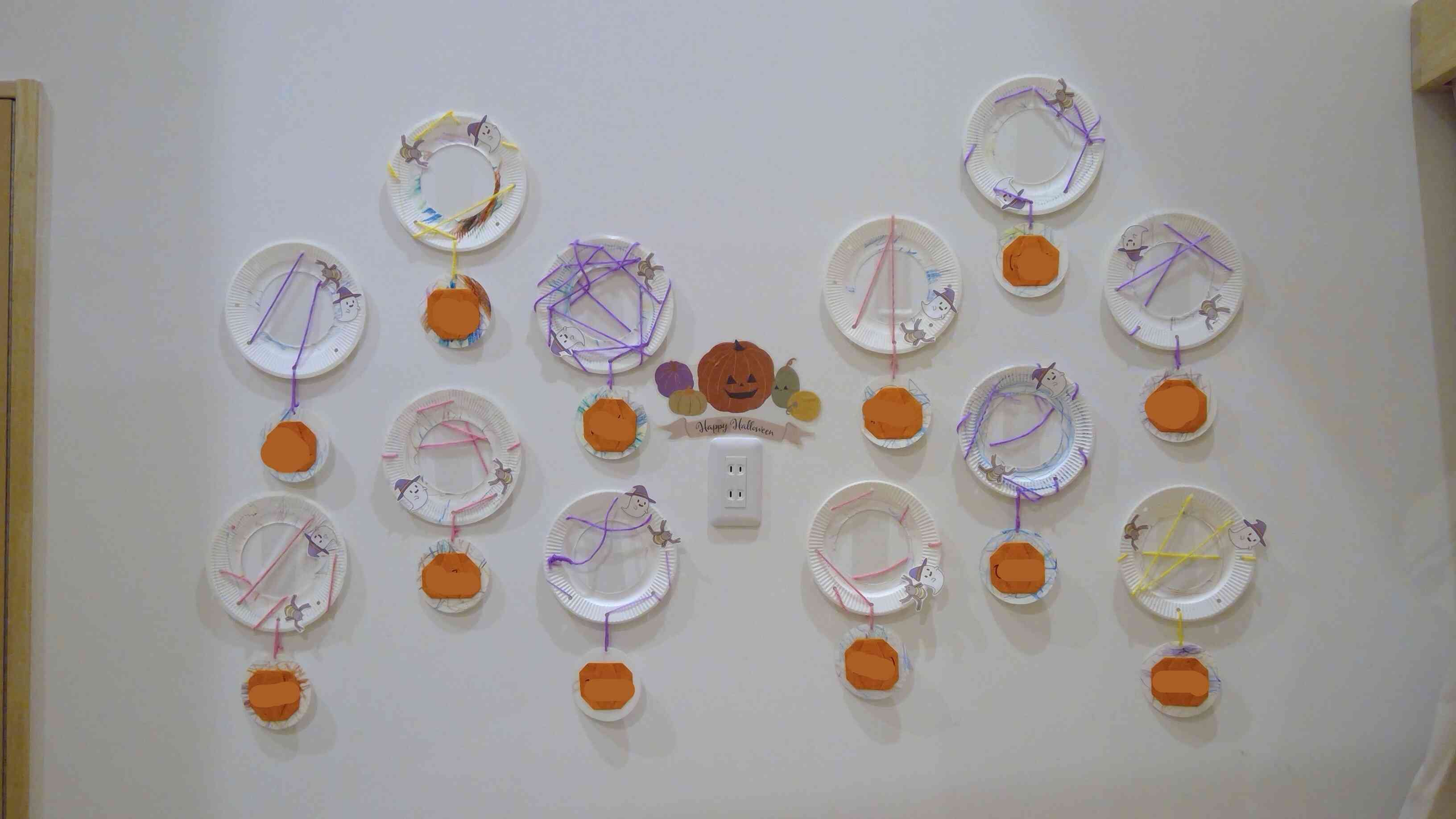 こんばんは🌝 わたこ先生です☆ 今週もどうぞよろしくお願い致します🙇‍♀️♥︎ . 本日は、 1・2歳児向け☆ハロウィン製作のご紹介です☆なぐり描き→はじき絵でかぼちゃのおばけを作ります🎃☆ 今回、製作内容を多めに設定しています。各年齢や発達段階に合わせて製作