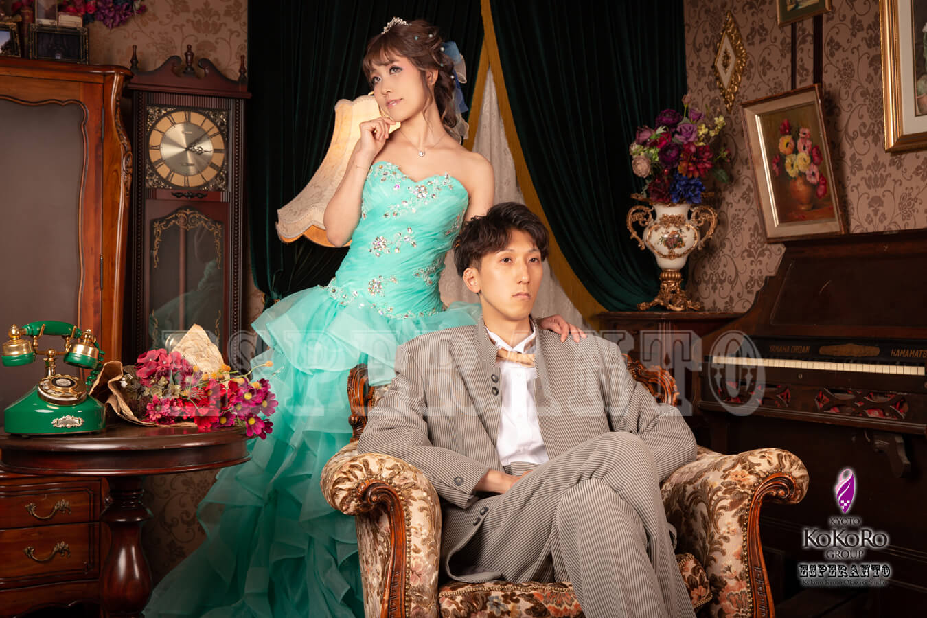 ウェディングドレス, エレガント, お祝い, カップル, コミット, スーツ, スマイル, ドレス, ハッピー, ブーケ, フォーマル, フラワーズ,プリウエディング, ポーズ, ロマンス, ロマンチック, 一緒, 伝統的, 儀式, 写真撮影, 団結, 垂直ショット, 幸せなカップル, 愛, 提起