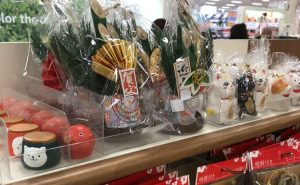 セリアのお正月グッズ2024&2025 正月飾り,お正月用品,おせちの重箱も100円で買えちゃう♪おすすめはおしゃれなリース風しめ縄♪年賀状もポチ袋も百均で決まり♪雪見日和