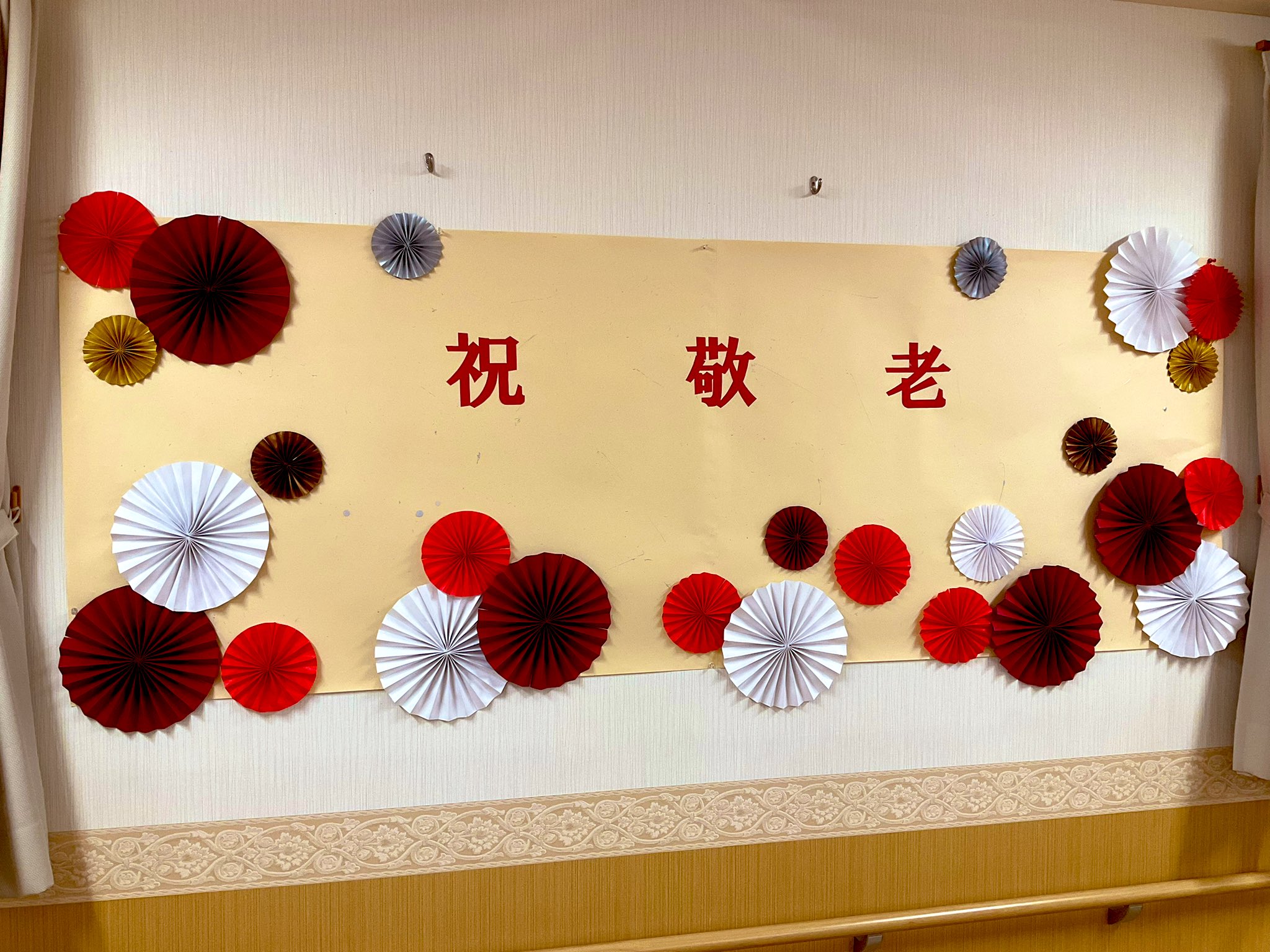 折り紙で作るペーパーファン。雑女でもできます。誕生日飾りつけ用に作りました