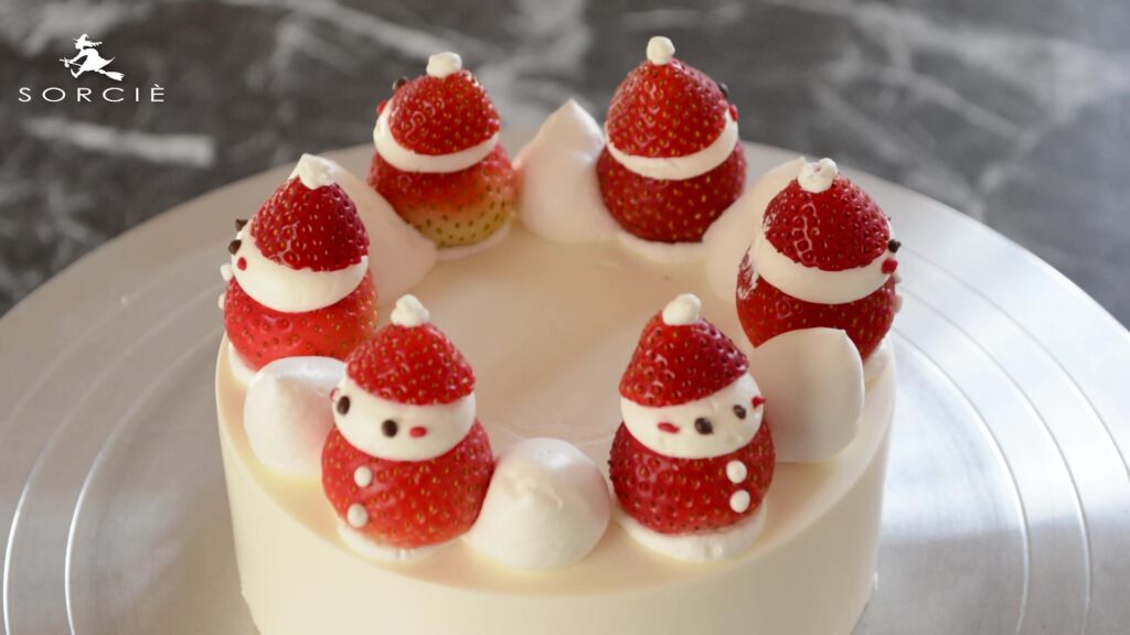 意外と簡単♪苺サンタがかわいいクリスマスケーキの作り方 ケーキ屋レシピソルシエレシピ – 魔法洋菓子店ソルシエ