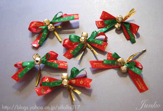 2019年クリスマスグッズの売り場写真。100均ダイソーの飾り付け・サンタ衣装商品