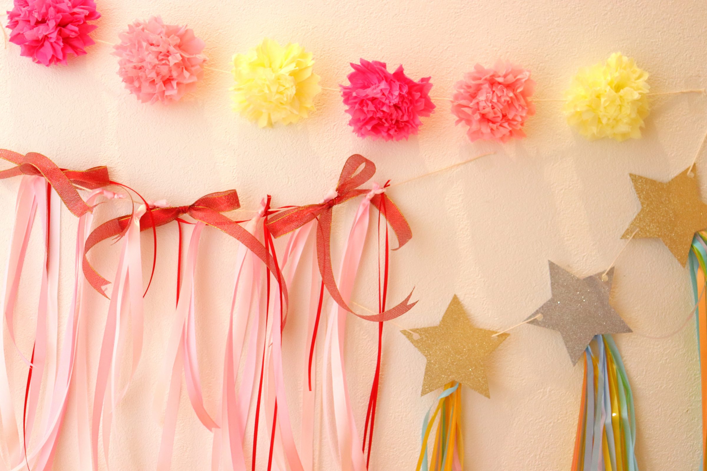 nuitﾆｭｲ♡ おうち用に 秋カラーでガーランドを作りました🍂 家の雰囲気と合わせました🌼 階段が一気に華やかに 💐ハギレを使って こういうインテリア系アイテムも色々作ろう💕ガーランド手作りガーランドハンドメイドインテリア秋カラー誕生日壁