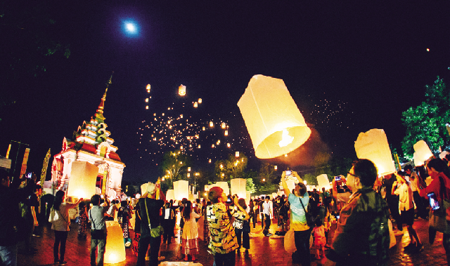 海外旅行にはTHETA！タイのコムローイ祭りで360度カメラのTHETAに挑戦 l RICOH360 Blog