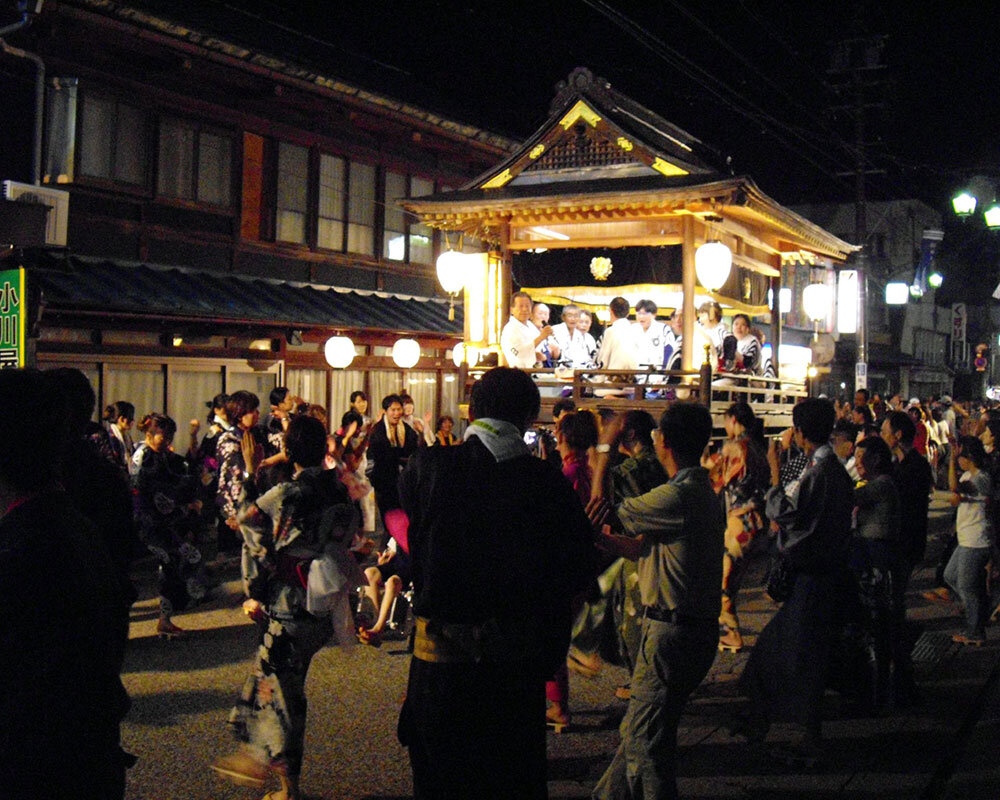 郡上徹夜踊り「春駒」濡れた夜の幻想 Harukoma, Gujo odori