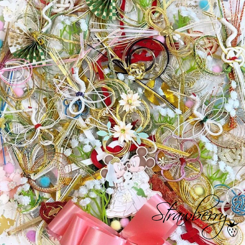 𝐷𝐼𝑌 -水引リース- . 結婚式のご祝儀袋の水引をリースにしてみました🪄 . 作り方と材料は画像の通り 初めてこんなに文字入れした👀全部ダイソーで購入できます セリアに行ったらグルースティックはあったけど グルーガンは廃盤で売ってませんでした⚠︎ . ポイント