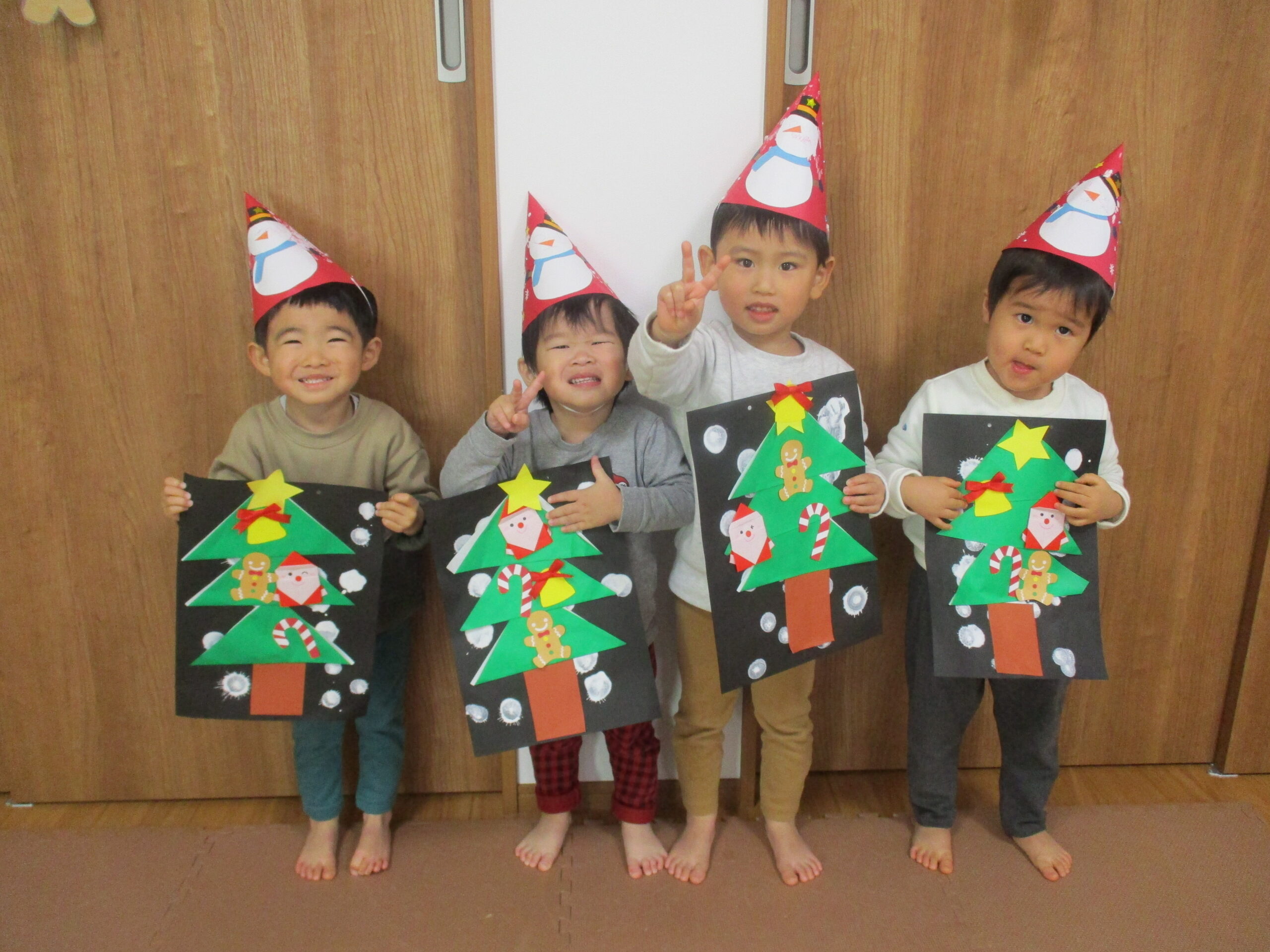 とんがり帽子で気分も上がる♪ 簡単工作でクリスマスの帽子を手作りしよう