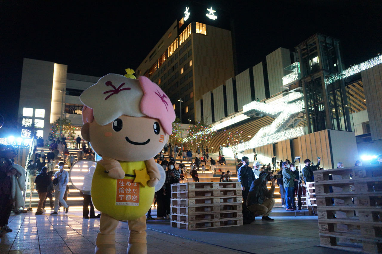 宇都宮駅東口交流広場「宮みらいライトヒル」にはもう行かれましたか？ 11月1日に供用が開始され、11月5日にはまちびらきプレイベントとしてイルミネーション点灯式が開催されました。 2階の植栽には、子どもたちが果実袋に「笑顔」を描いた作品「ひかりの実」が設置され