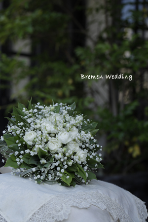 サムシングブルー ウェディングブーケ バラ かすみ草 送料無料 紫陽花 白 水色 グレイッシュ可愛い お洒落 ウエディングブーケ 造花 ラウンドブライダルブーケ 海外挙式 海外ウエディング 前撮り ブーケ・ブートニア 2点セット 造花の評判・口コミocruyo オクルヨ