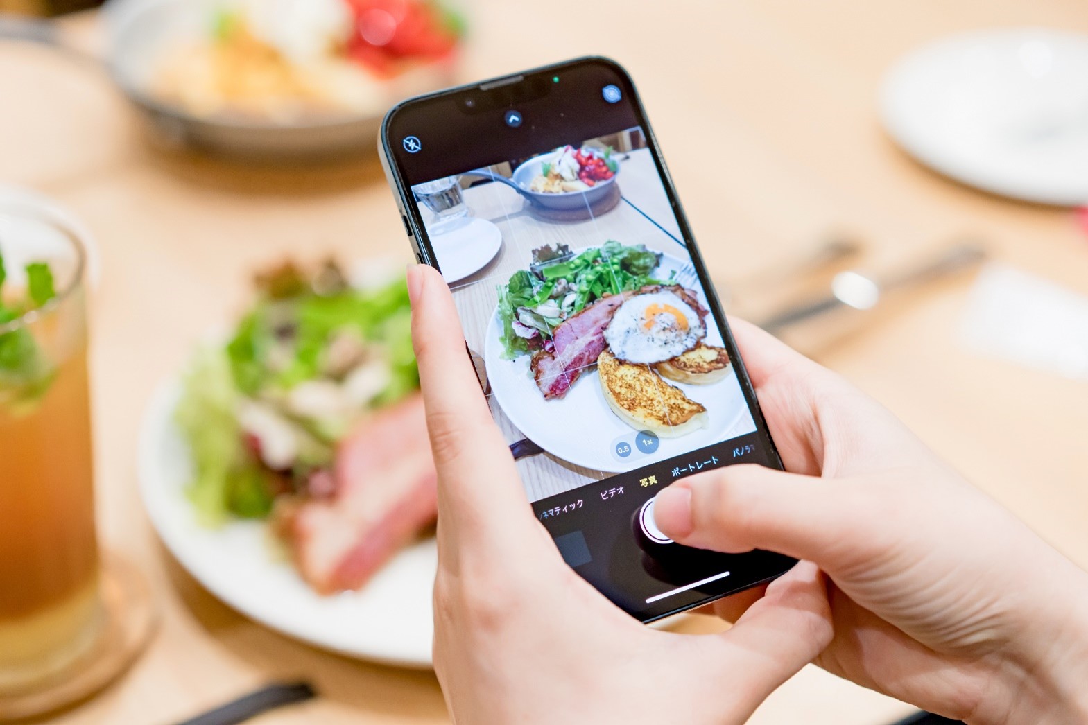 ︴写真の撮り方♡,, 今回は偶然発見した、iPhoneでもピンボケにおしゃれに撮れる方法をお届け💌,これ、絶対イルミネーションでしたら可愛い🥹✨, 楽しみだーーーーー！！！,,写真の撮り方撮り方ぼかし撮影モデルピンボケエモいエモい写真えもい撮影のコツ撮影の裏側