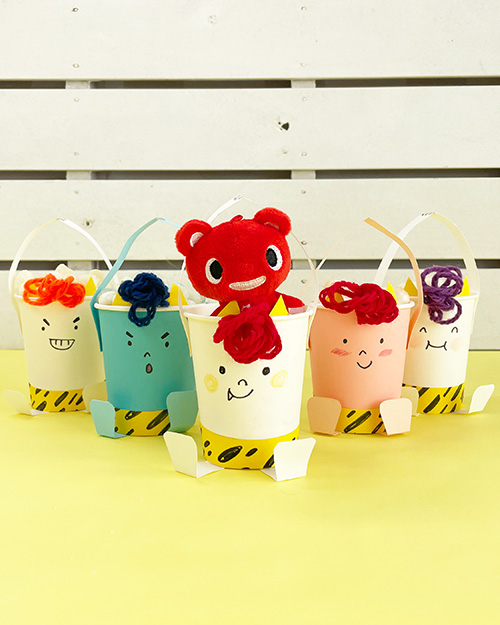 節分「豆入れ作り」 紙コップを使って、豆まき入れを作っていきました。綿棒で黒の絵の具をつけて、トラの模様を描いています。※パンツを描いた後は、角もシマシマに描きました。 表情がとっても可愛いです♡保育節分製作豆入れ製作